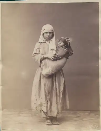Foto Osmanisches Reich, um 1880, Osmanische Frau mit Kind im Arm, Kopftuch, Fotograf G. Berggren
