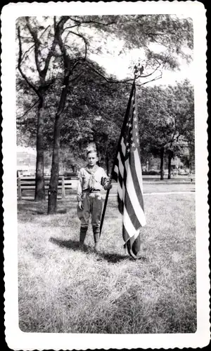 Foto USA, Boy Scout Ralph Kersten, 12 yrs., Portrait, flag