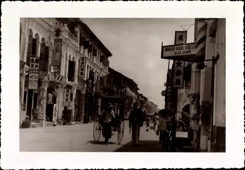 Foto China, um 1930, Rikscha Fahrer, Friseursalon