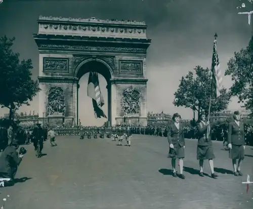 Foto Paris, Arc de Triomphe, US WACS, Women's Army Corps hold third anniversary parade, 1945