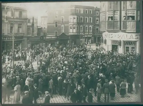 Foto Zabrze Hindenburg Schlesien, Menschenmenge vor dem Admiralspalast