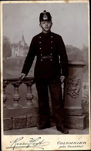 Foto Neuchâtel Neuenburg Stadt, Schweizer Soldat in Uniform