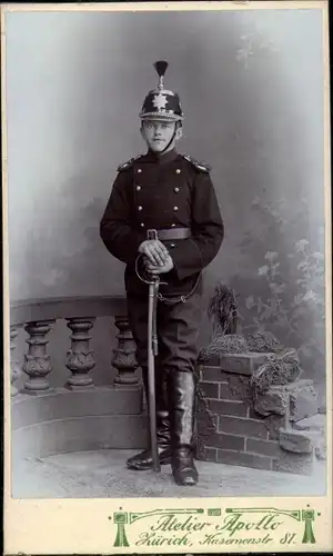 Foto Zürich, Schweizer Soldat in Uniform