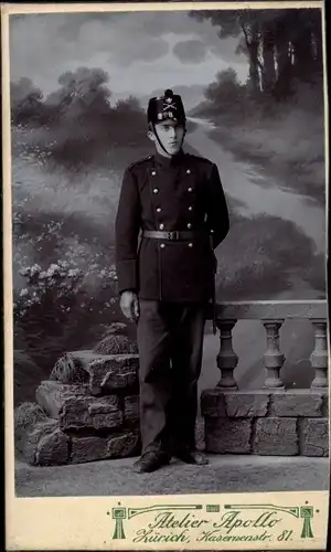 Foto Zürich, Schweizer Soldat in Uniform