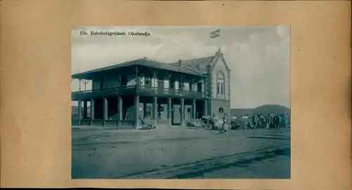 Foto um 1906,  Okahandja Namibia Deutsch Südwestafrika, Bahnhof, Gleisseite, Schutztruppler