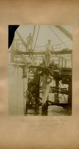 Foto um 1906, Namibia Deutsch Südwestafrika, Bauarbeiter beim Bau einer Landungsbrücke