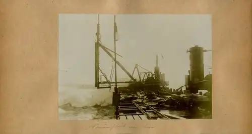 Foto um 1906, Namibia Deutsch Südwestafrika, Durch die Brandung zerstörte Landungsbrücke?, Sturmflut