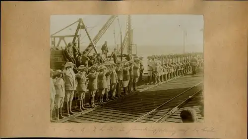 Foto 1906, Swakopmund Namibia Deutsch Südwestafrika, 2. Ers. Komp. in Paradeaufstellung, Landebrücke