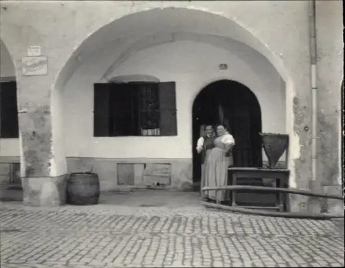 Foto Obermais Meran Merano Südtirol, Zwei Obstbäuerinnen