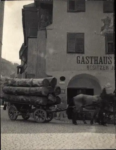 Foto um 1910, Obermais Meran Merano Südtirol, Pferdekarren mit Baumstämmen, Gasthaus