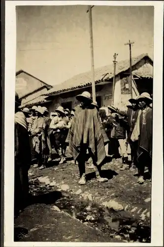 Foto Chile, Straßenpartie mit einheimischer Menschengruppe, um 1920