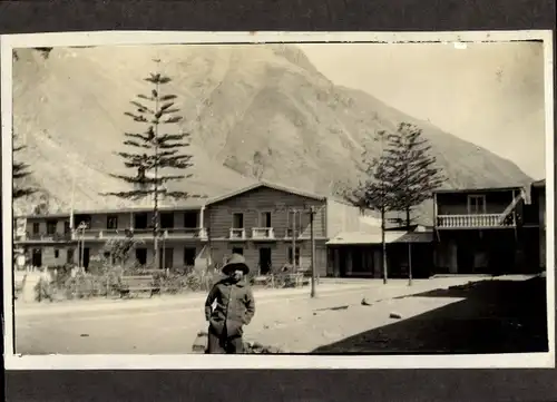 Foto Peru, Gebäude vor Berghang, Mann