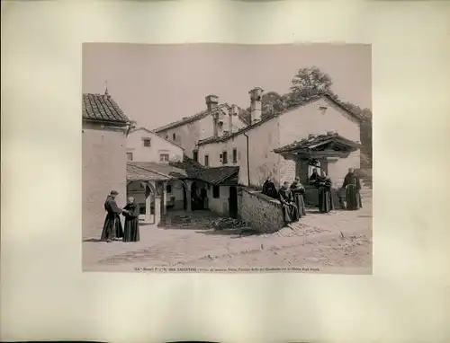 Foto um 1880, Chiusi della Verna Arezzo Toscana, Piazzale, Chiesa degli Angeli, Mönche, Brunnen