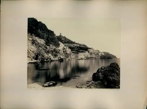Foto um 1880, Amalfi Campania, Küstenpanorma mit Ortsansicht