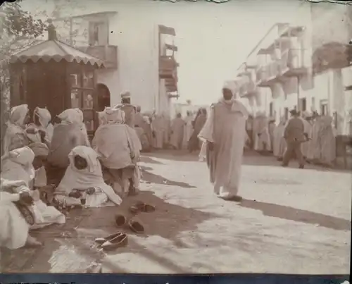 Foto um 1900, Biskra Algerien, Straßenszene, Arabische Männer
