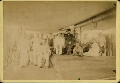 Kabinettfoto Hongkong China, Chinesische Seeleute an Bord der SS Rheingold 1892