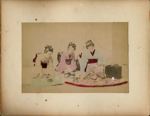 Foto Japan, Japanerinnen in Kimonos, Straßenpartie