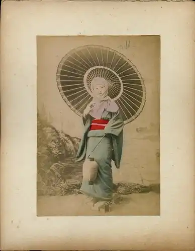 Foto Japan, Japanerin im Kimono mit Schirm, Pagode, Park