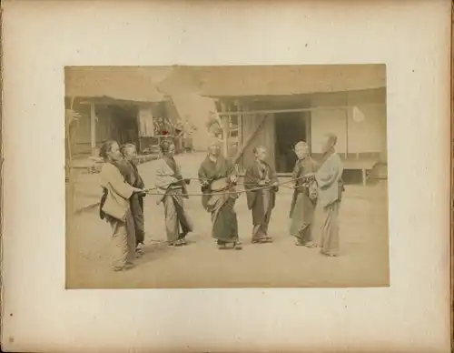 Foto Japan, Japanerinnen in Kimonos, Seil, Straßenszene