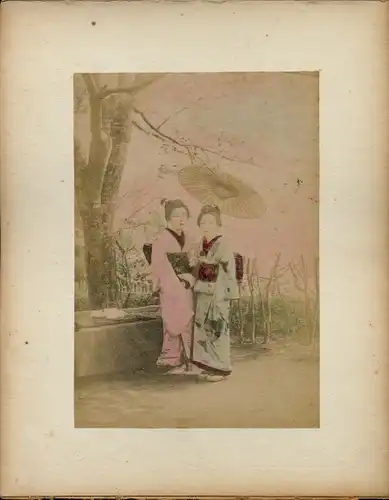 Foto Japan, Japanerinnen in Kimonos, Schirm, Gebäude
