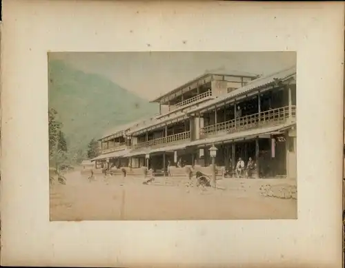 Foto Japan, Japanerinnen in Kimonos, Schirm, Gebäude