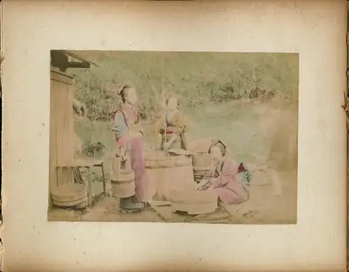 Foto Japan, Japanerinnen in Kimonos, Waschzuber, Denkmal