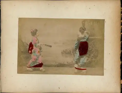 Foto Japan, Japanerinnen in Kimonos, Holzsandalen, Tempelanlagen