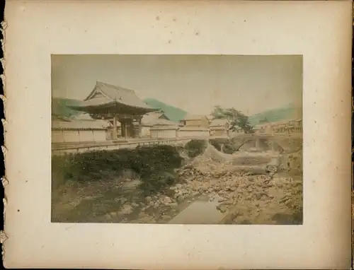 Foto Japan, Japanerinnen in Kimonos, Holzsandalen, Tempelanlagen