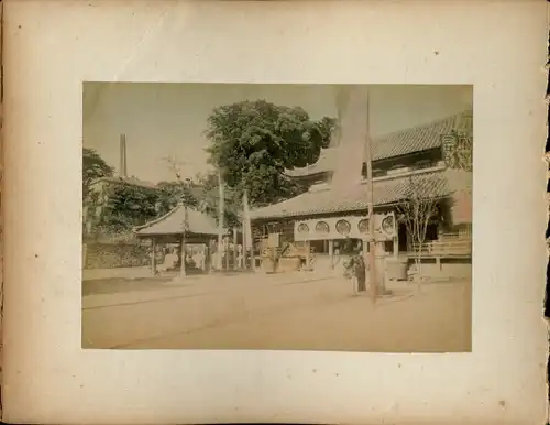 Foto Japan, Japanerin im Kimono, Tempelanlagen