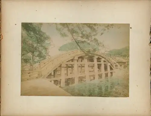 Foto Japan, Japanerin im Kimono, Fächer, Holzsandalen, Bogenbrücke