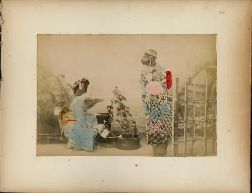 Foto Japan, Japanerinnen in Kimonos, Garten, Gastlokal