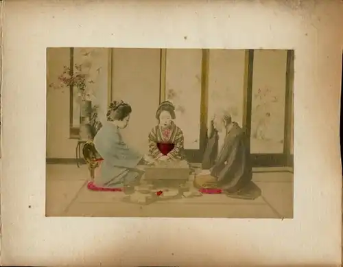 Foto Japan, Japanerinnen in Kimonos, alter Mann, Zeremonie, Tempelanlage