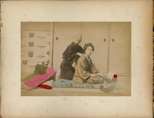 Foto Japan, Japanerin im Kimono, Massage ?, Gebäude