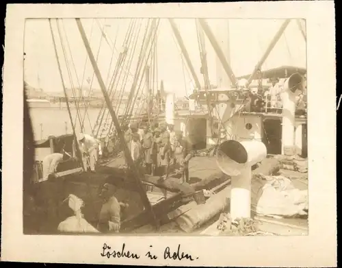 Foto Aden Jemen, Löschen der Ladung eines Schiffes, Seeleute