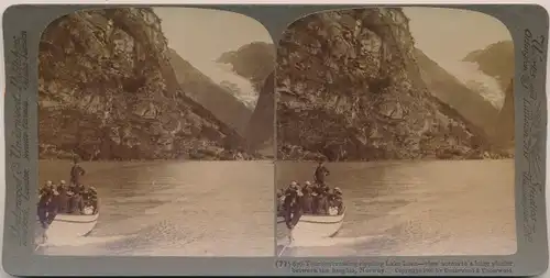 Stereo Foto Norwegen, Tourists crossing rippling Lake Loen