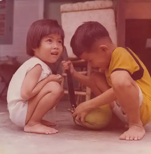 Foto Hans Joachim Spremberg, Vietnam, Kinder auf dem Markt von Nha Trang, 1975