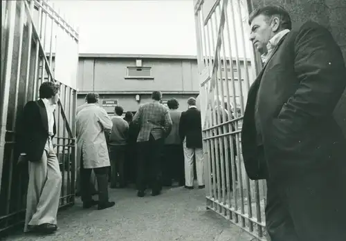 Foto Hans Joachim Spremberg, Männer am Eingang eines Gebäudes, Tor, Großbritannien?