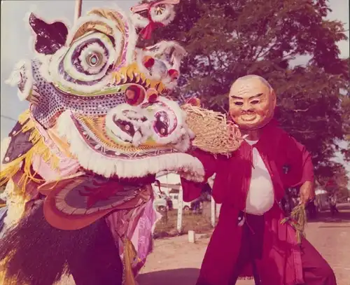Foto Hans Joachim Spremberg, Bien Hoa Vietnam 1977, Jugendgruppe des Textilwerkes Viet Thang, Masken