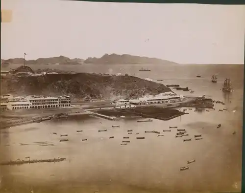 Fotografie um 1880, Hafenpartie von Aden, Gebäude am Ufer, Panorama