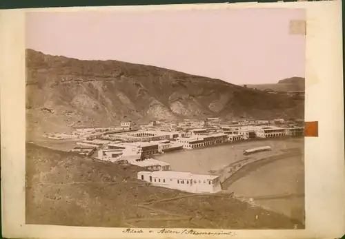 Fotografie um 1880, Steamerpoint, Aden, Gebäude am Ufer, Bucht