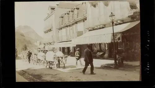 Foto Lourdes Hautes Pyrénées, Straßenpartie im Ort, Rinderkarren