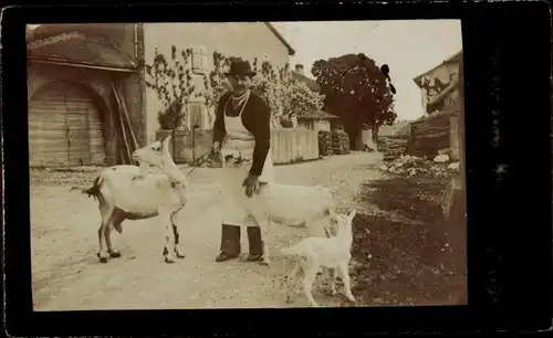 Foto Hautes Pyrénées ?, Mann mit Ziegen, Bauernhof