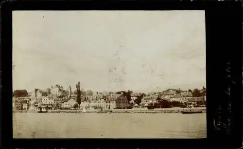 Foto Nyon Kt. Waadt Schweiz, Stadtansicht vom Wasser aus