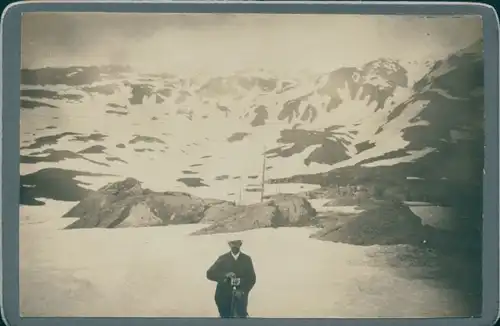 Foto Kanton Bern, Mann mit Fotoapparat auf der Grimselpasshöhe