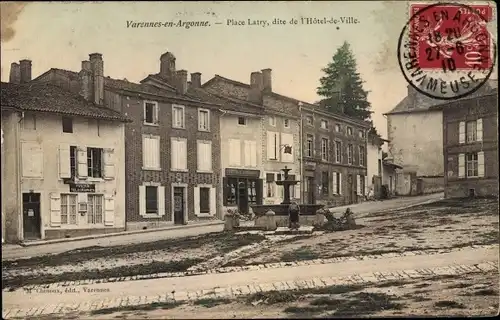 Ak Varennes en Argonne Meuse, Place Latry, dite de l'Hotel de Ville