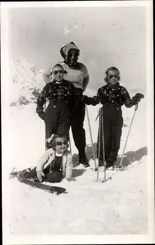 Ak Prinzessin Juliana mit Ihren Töchtern beim Skilaufen