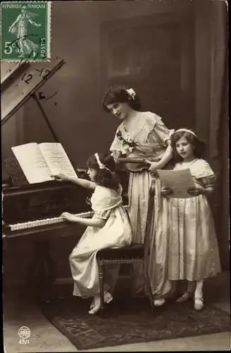 Ak Mädchen Klavier spielend, Musikunterricht, Noten