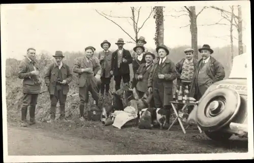 Foto Ak Vor dem Jagd, Jäger, Jagdhunde, Auto