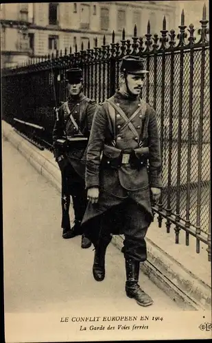 Ak Le Conflict Europeen en 1914, La Garde des Voires ferrees, Französische Soldaten in Uniformen