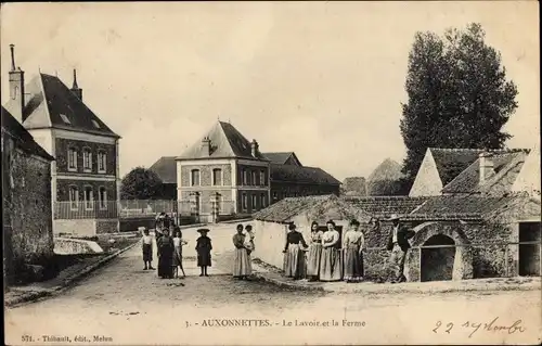 Ak Auxonnettes Seine et Marne, Le Lavoir et la Ferme